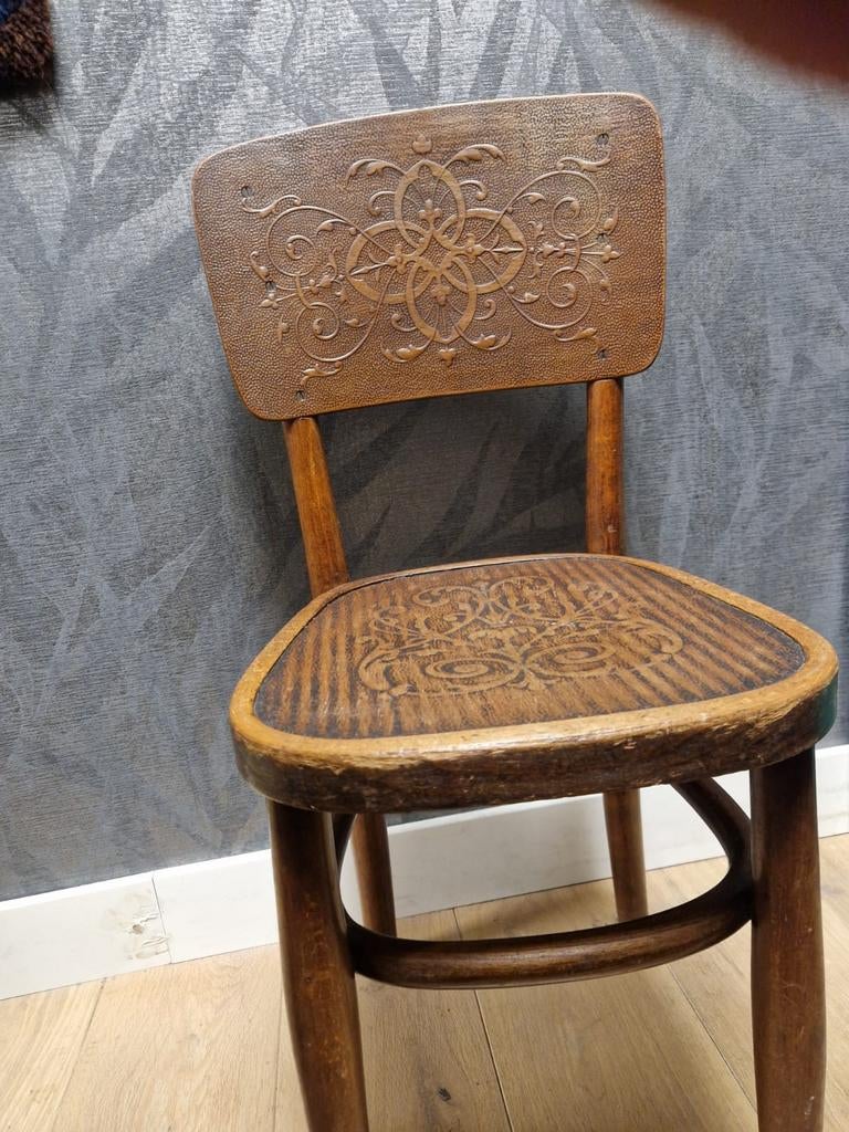 Antieke Thonet kinderstoel met houtsnijwerk, Antiek en Kunst, Antiek | Meubels | Stoelen en Banken, Ophalen of Verzenden