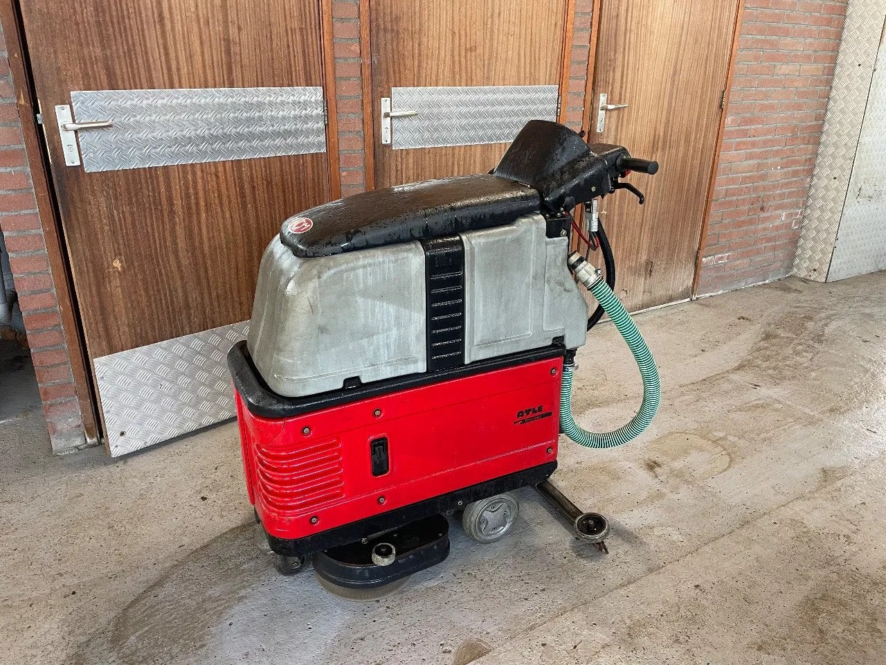 Schrobmachine Schrobmachine dubbele borstels Goedwerkend, Zakelijke goederen, Schrobmachine, Info@alblasinterntransport.nl, IT