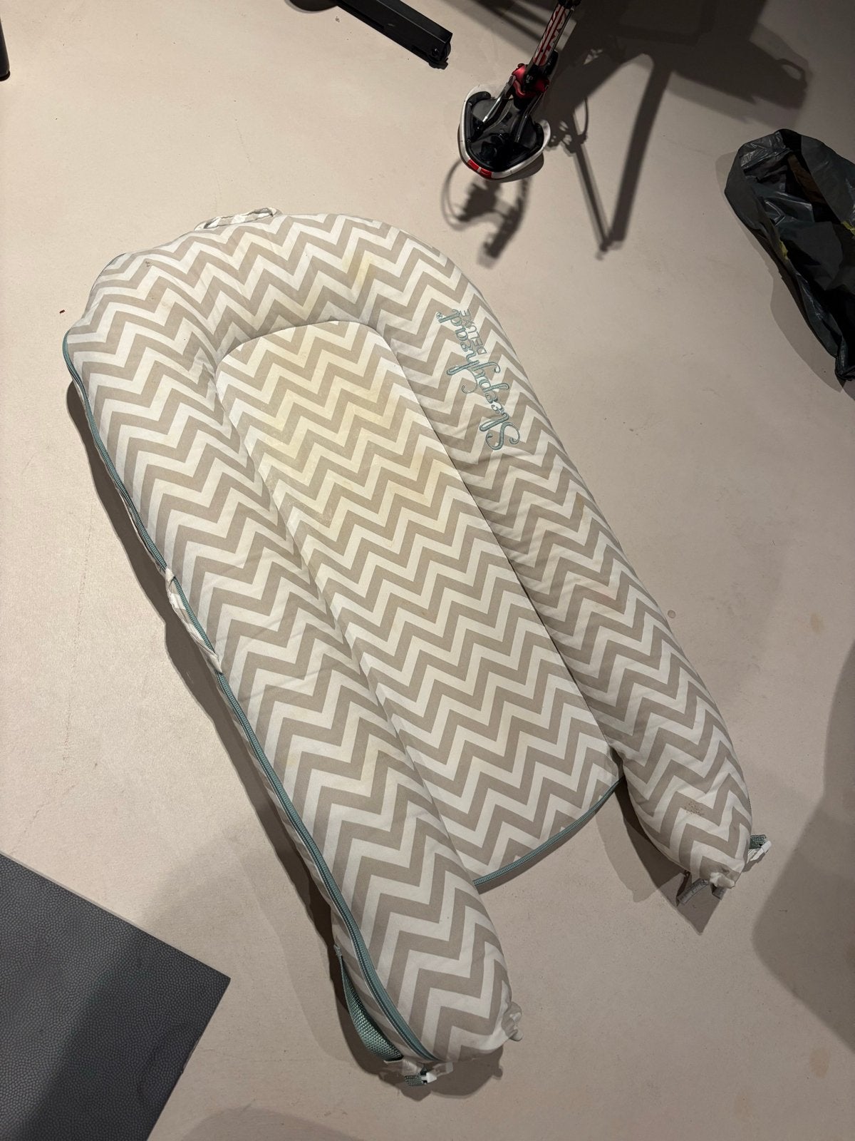 Sleepyhead Deluxe+ babynestje - Chevron grijs/wit, Kinderen en Baby's, Babywiegjes en Ledikanten, Ophalen, Gebruikt, Overige typen