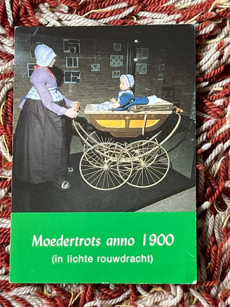 Ansichtkaart Moedertrots anno 1900 (lichte rouwdracht), Ophalen, Ongelopen, Utrecht