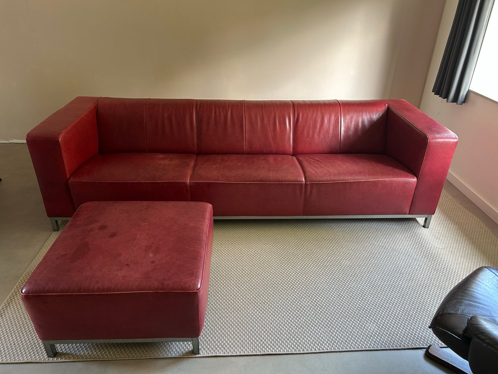 Rode leren bank met hocker - modern en comfortabel, Ophalen, 250 tot 300 cm, Gebruikt, Rechte bank