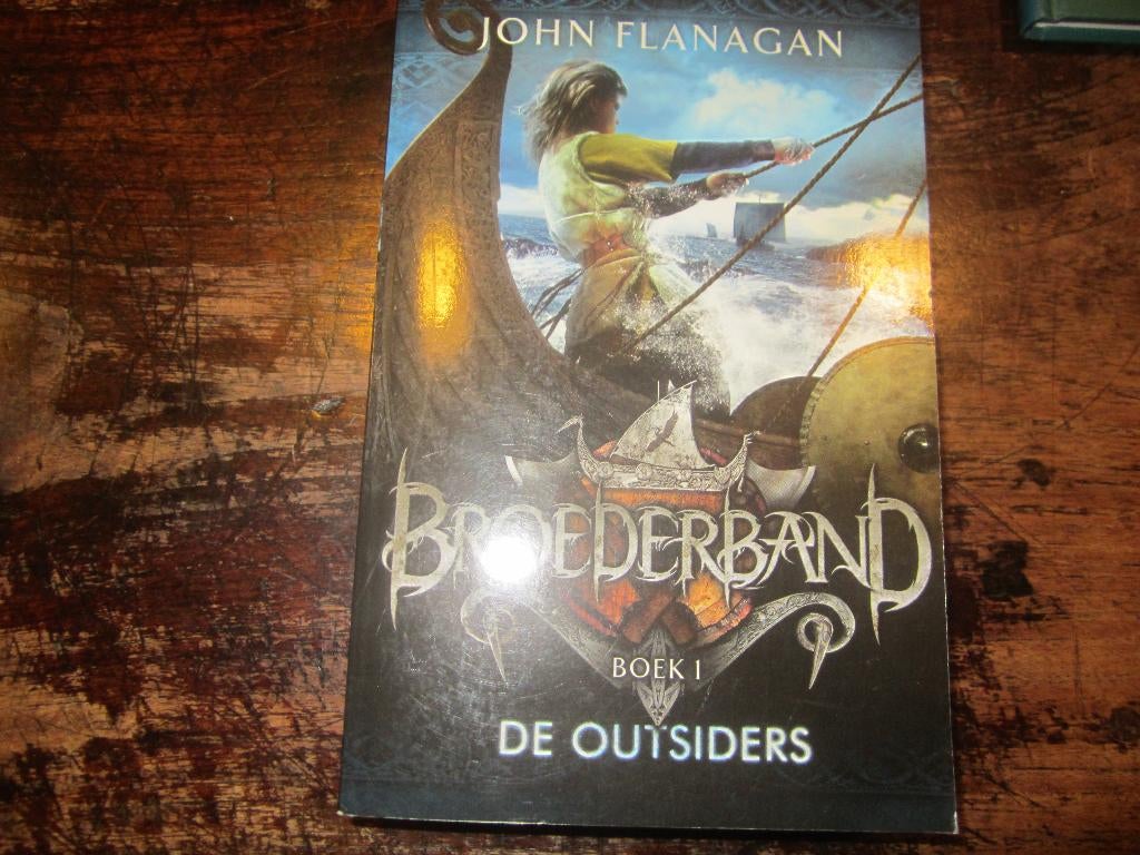 John Flanagan Broederband deel 1 De Outsiders, Ophalen of Verzenden, Zo goed als nieuw