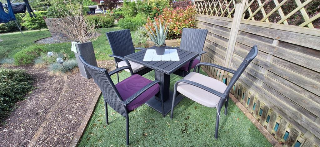 Moderne tuinset met 4 stoelen en tafel, 4 zitplaatsen, Kunststof, Gebruikt, Ophalen of Verzenden