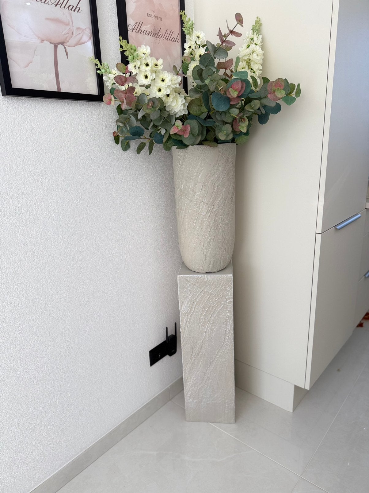 Moderne vaas met sokkel beige/grijs, Met patroon/structuur, Beige, Ophalen of Verzenden, Zo goed als nieuw