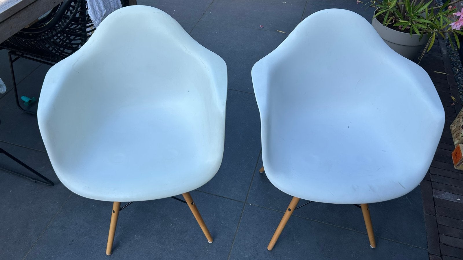 2x Vitra Eames - kuipstoelen wit, houten onderstel - replica, Ophalen, Gebruikt, Twee, Wit
