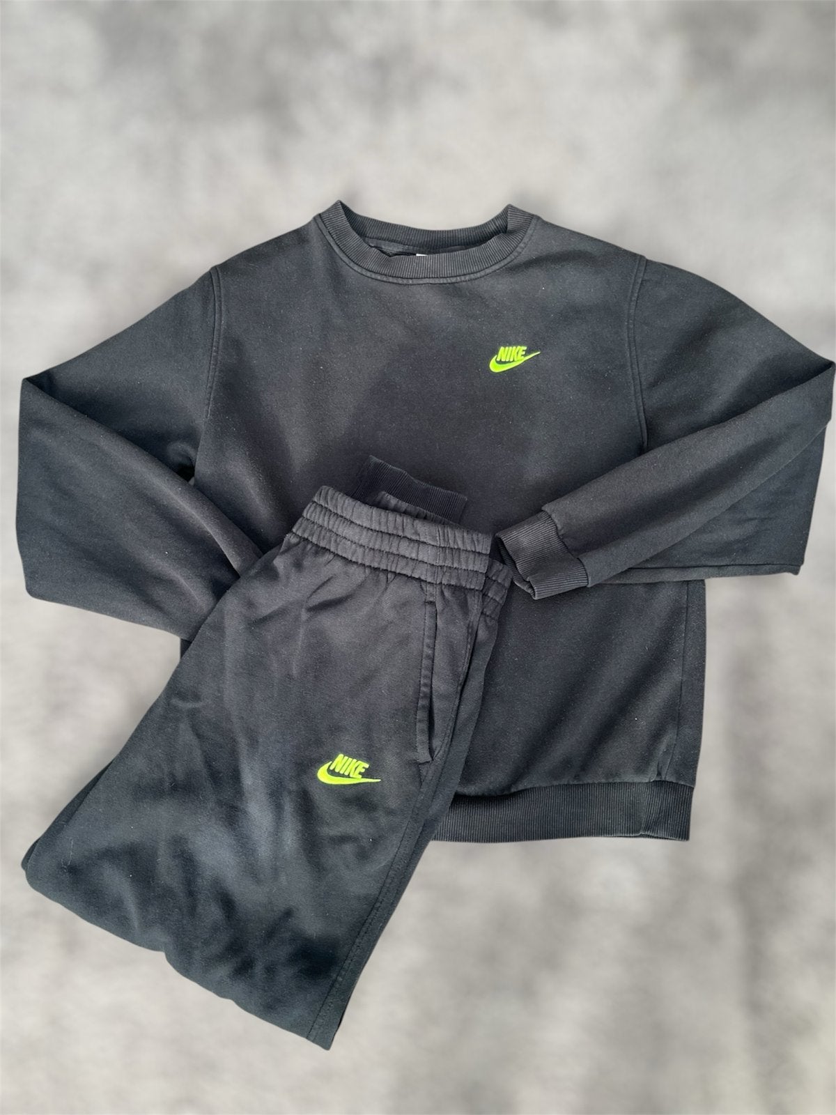 Nike joggingpak zwart met neongroene logo's (kinderen XL), Ophalen of Verzenden, Gebruikt, Jongen of Meisje, Setje
