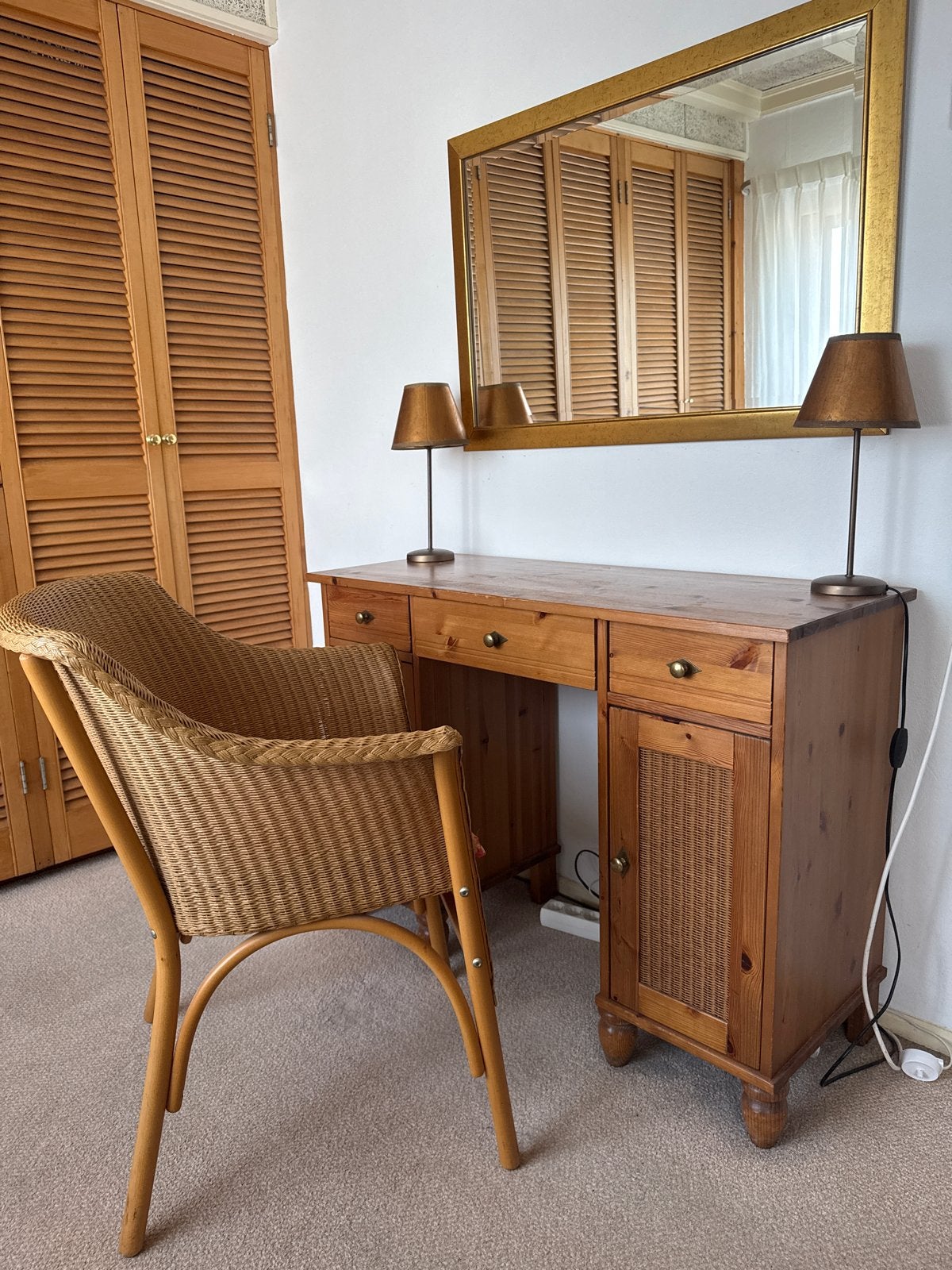 Complete toilettafel met stoel, lampjes en spiegel