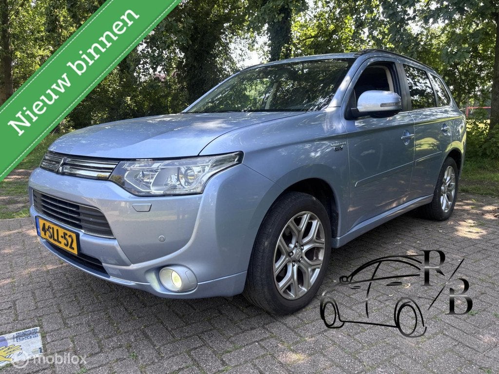 Mitsubishi Outlander 2.0 PHEV Instyle CAMERA NAVI AIRCO TREK, Auto's, Zwart, 4 cilinders, Blauw, Bedrijf