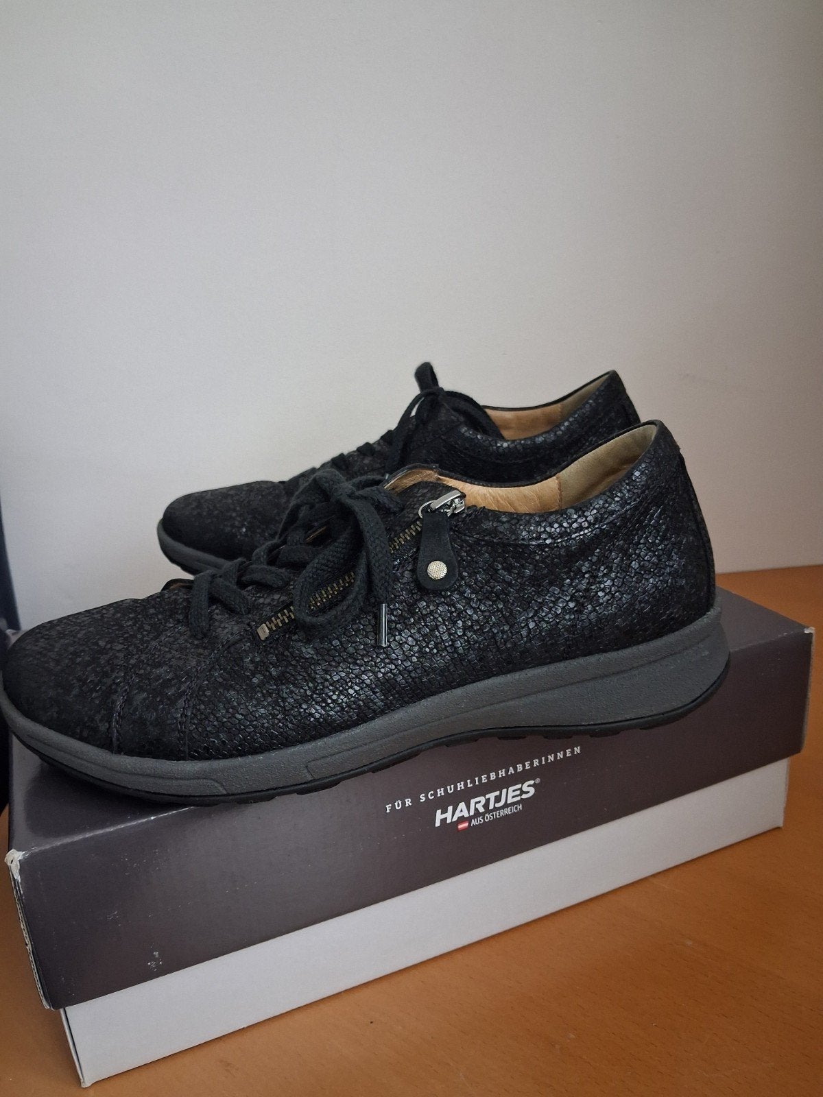 Nieuwe schoenen Hartjes maat 41 in doos, Zwart, Nieuw, Ophalen of Verzenden, Sneakers of Gympen