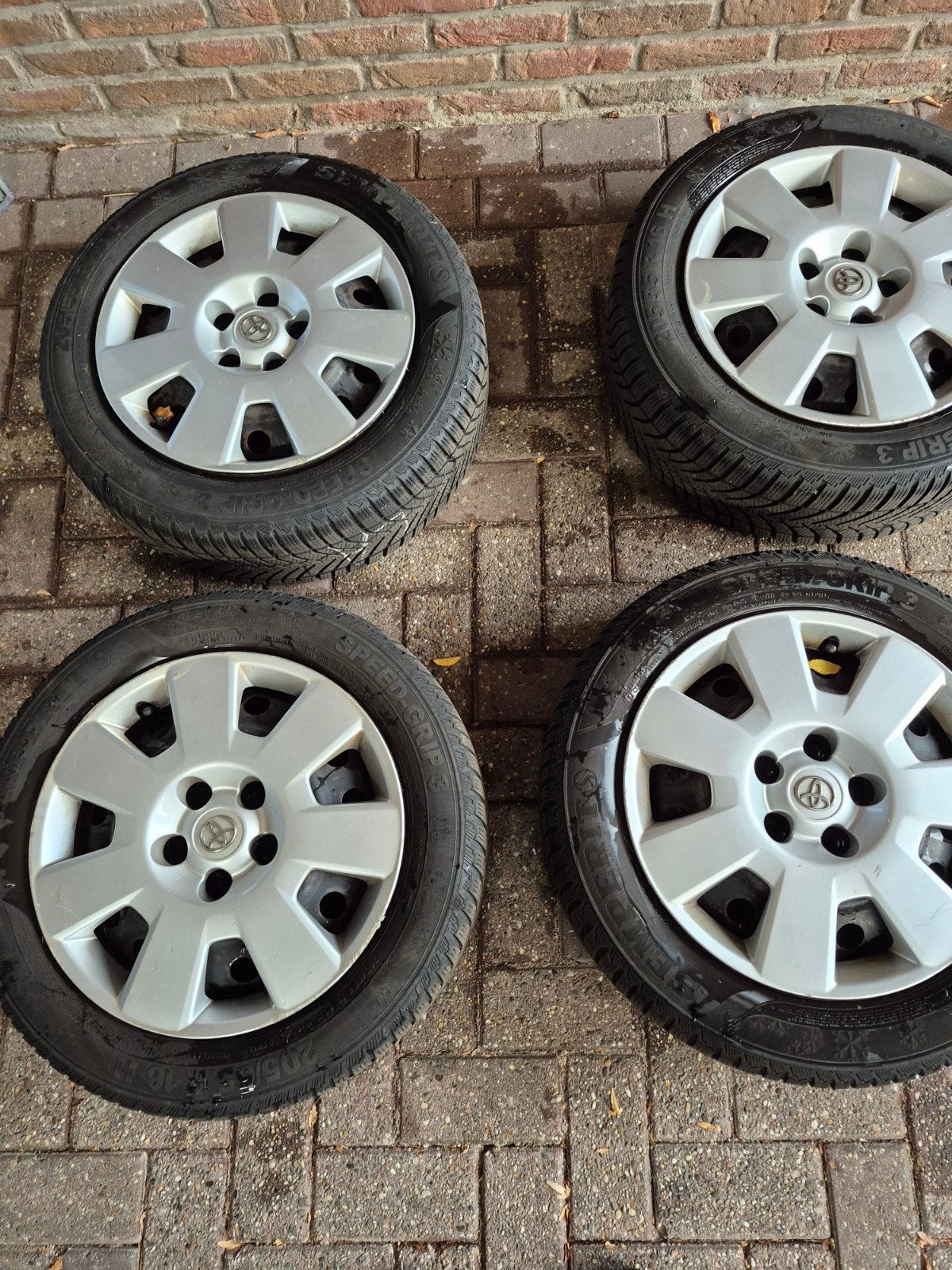 Winterbanden met wieldoppen - 205/55 R16H - Toyota Verso, Ophalen, Gebruikt, 16 inch, Banden en Velgen