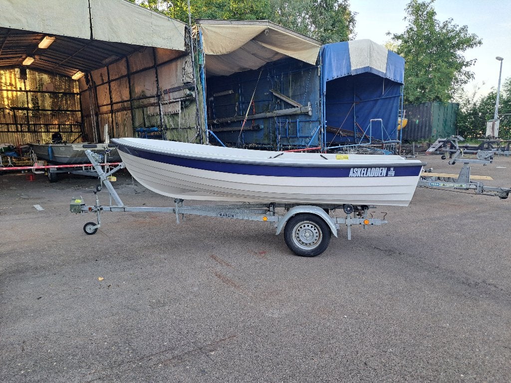 Askeladden 14-2210 met Tohatsu 9.8 pk en Marlin  trailer, Buitenboordmotor, 10 pk, Zo goed als nieuw, Polyester