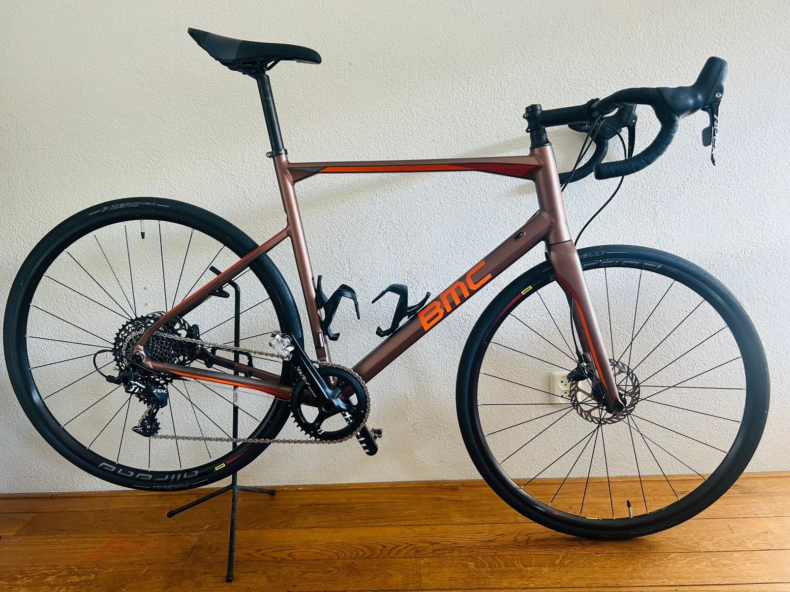 BMC RoadMachine | SRAM Apex | 58CM | Incl. extra Wielset SPD, 28 inch, 10 tot 15 versnellingen, Heren, Aluminium