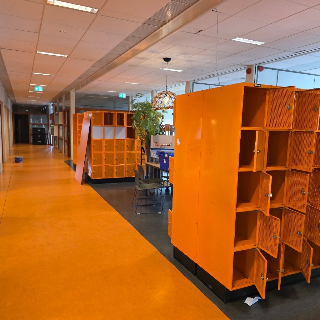 mooi aantal ORANJE  lockerkasten kluisjes met omlegslot, Ophalen, Gebruikt