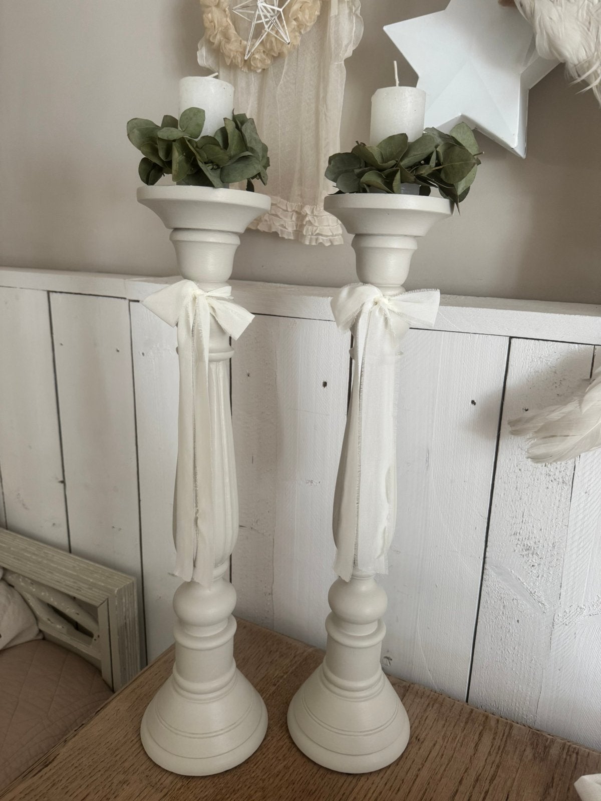 2 hoge houten kandelaars, Huis en Inrichting, Woonaccessoires | Kandelaars en Kaarsen, 50 tot 75 cm, Beige, Ophalen of Verzenden