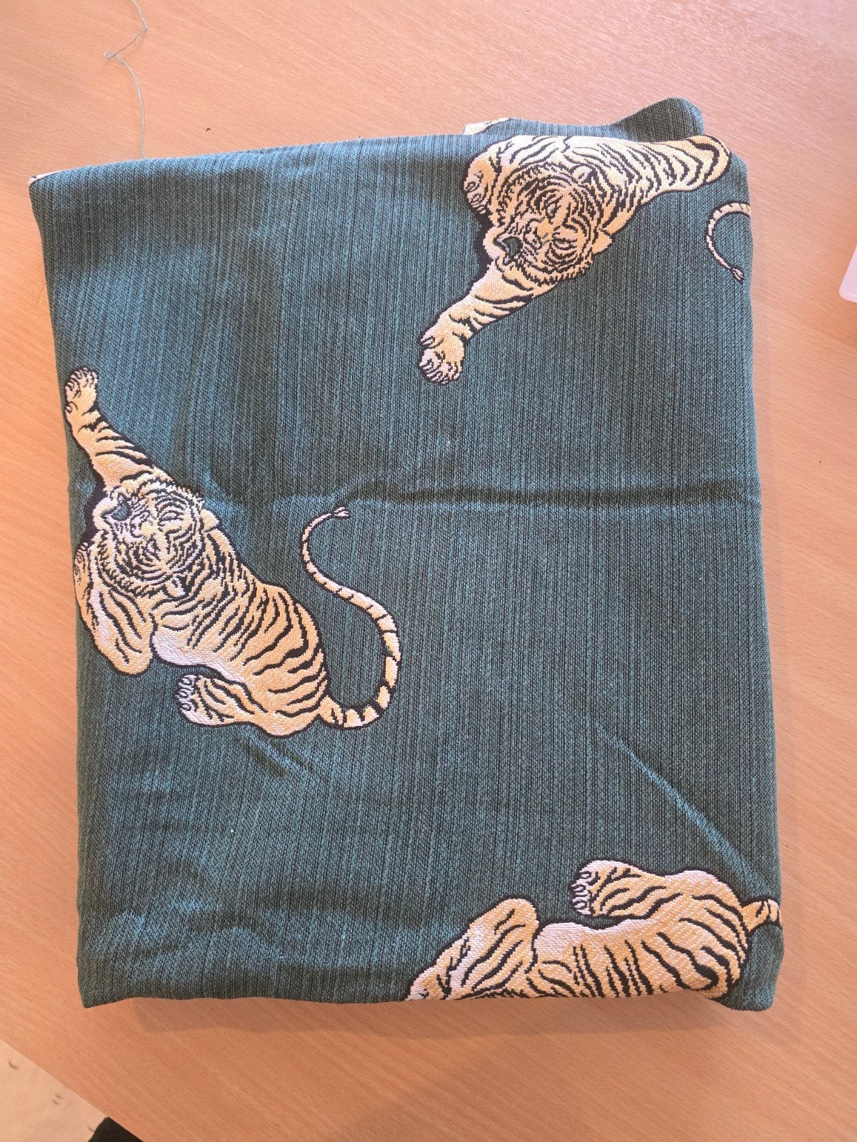 Coupon ondergrond groen met tijgers, 120 cm of meer, Nieuw, Ophalen of Verzenden, Polyester