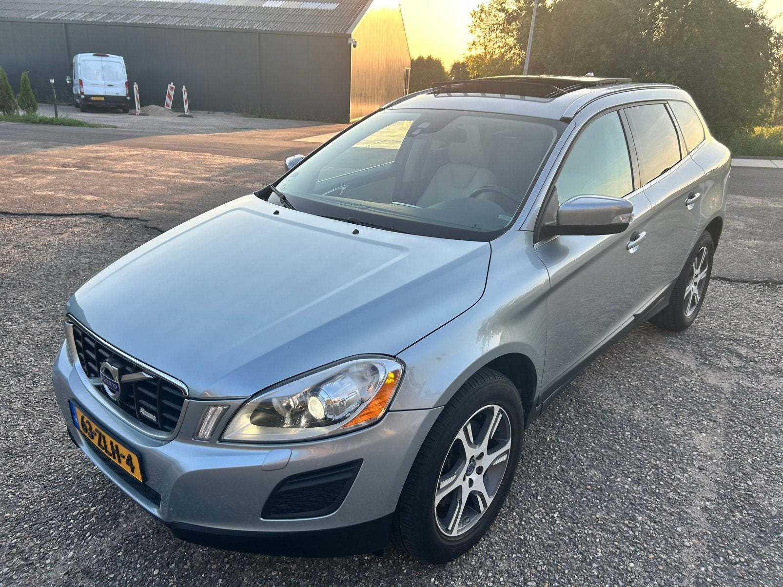 XC60 2.0 T5 AUT Pano Bi Xenon Beige Leder Dealer OH NAP, Auto's, Volvo, Dealer onderhouden, 1800 kg, Beige, 4 cilinders