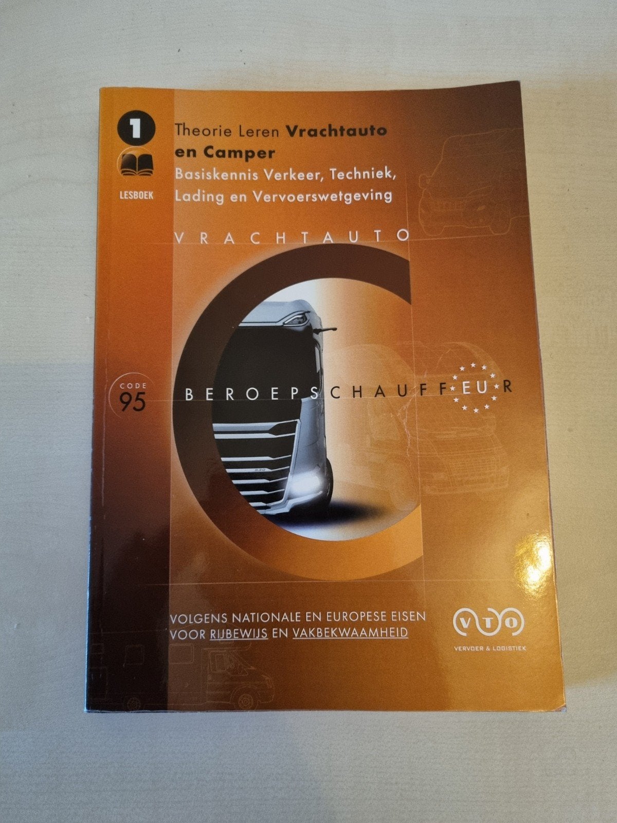 Theorieboek vrachtwagen en camper rijbewijs (vorig jaar), Ophalen of Verzenden, Zo goed als nieuw, Overige niveaus, VTO vervoer & logistiek