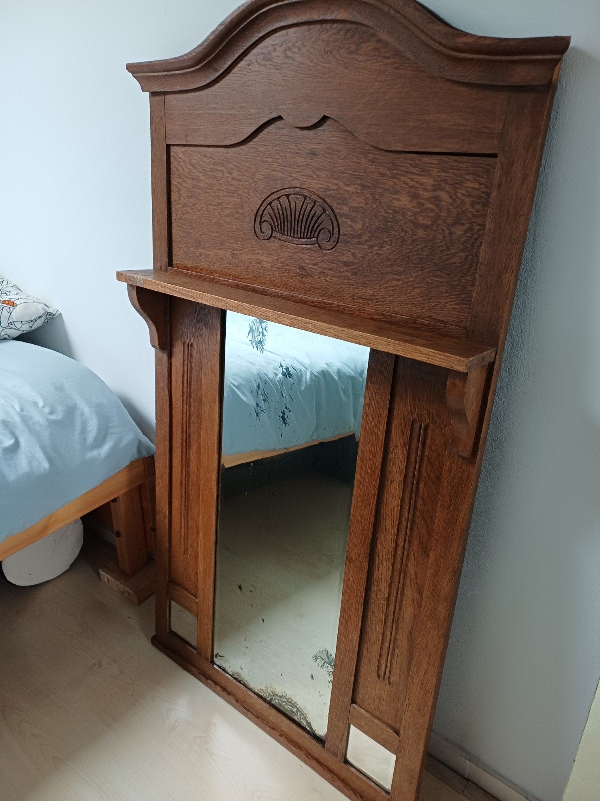 Antieke houten spiegel met snijwerk en plankje, Ophalen, Rechthoekig, 50 tot 100 cm, 150 tot 200 cm