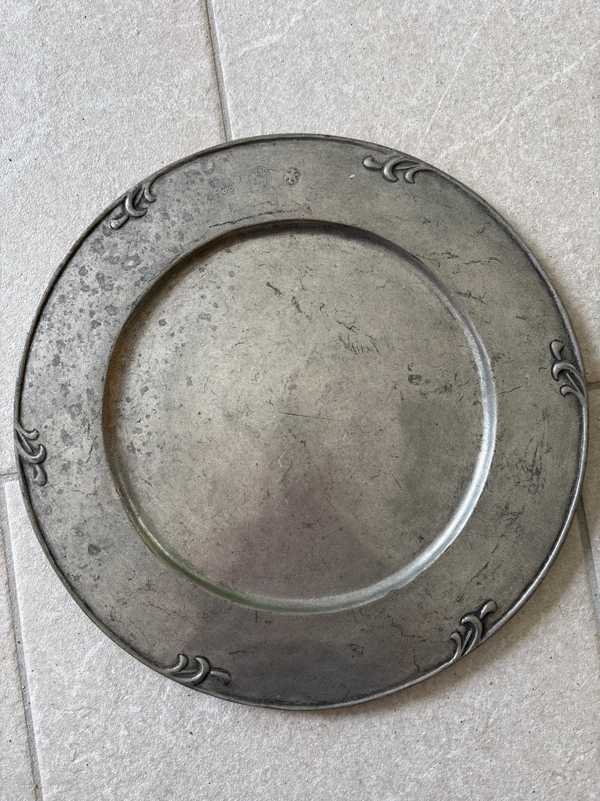 Antiek tinnen bord met decoratieve rand, Antiek en Kunst, Antiek | Tin, Ophalen