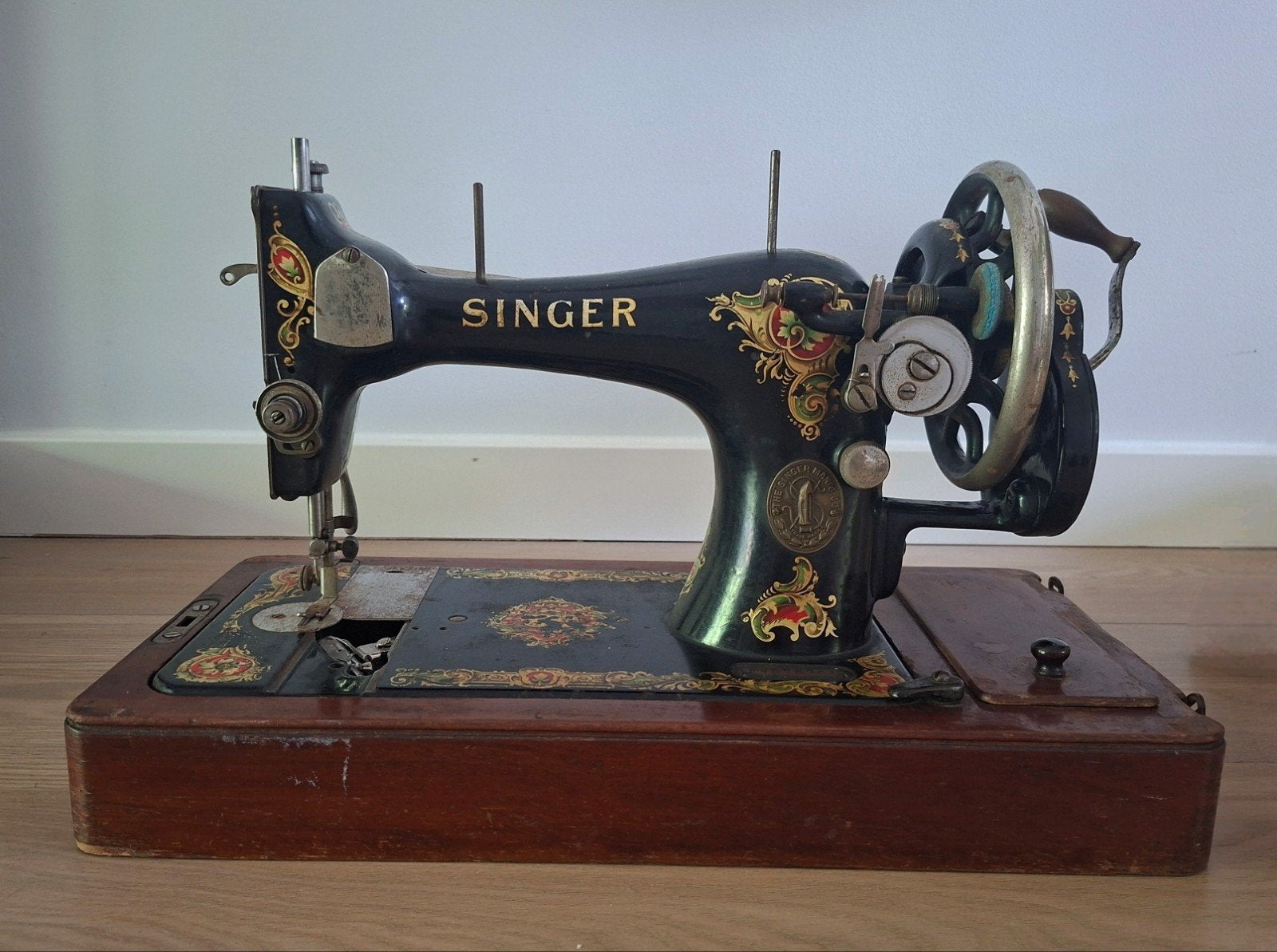 Antieke Singer naaimachine inclusief originele houten kap, Ophalen