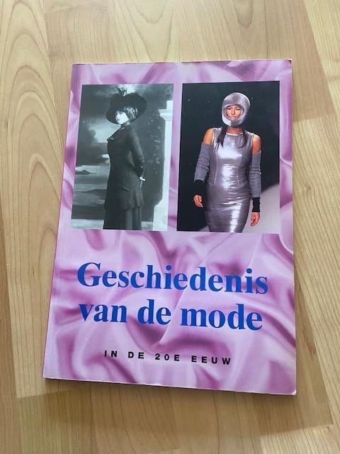 Geschiedenis van de mode in de 20e eeuw - G Lehnert, Ophalen of Verzenden, Gelezen, Mode algemeen