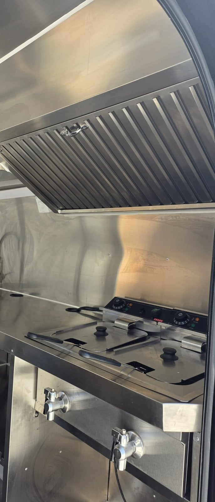Foto 11 van Foodtruck / Verkoopwagen/ Snackwagen (instapklaar zgan)