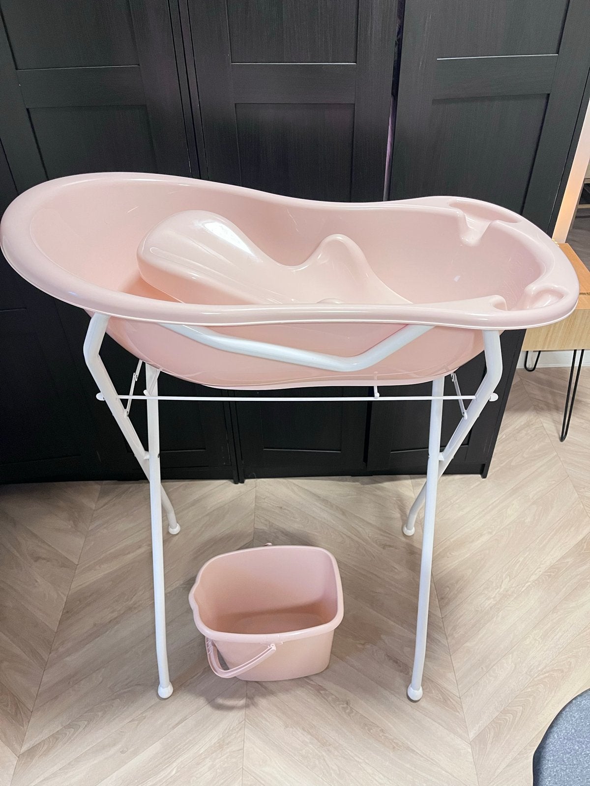 Roze babybadje met standaard en badzitje, Gebruikt, Badje, Standaard, Ophalen