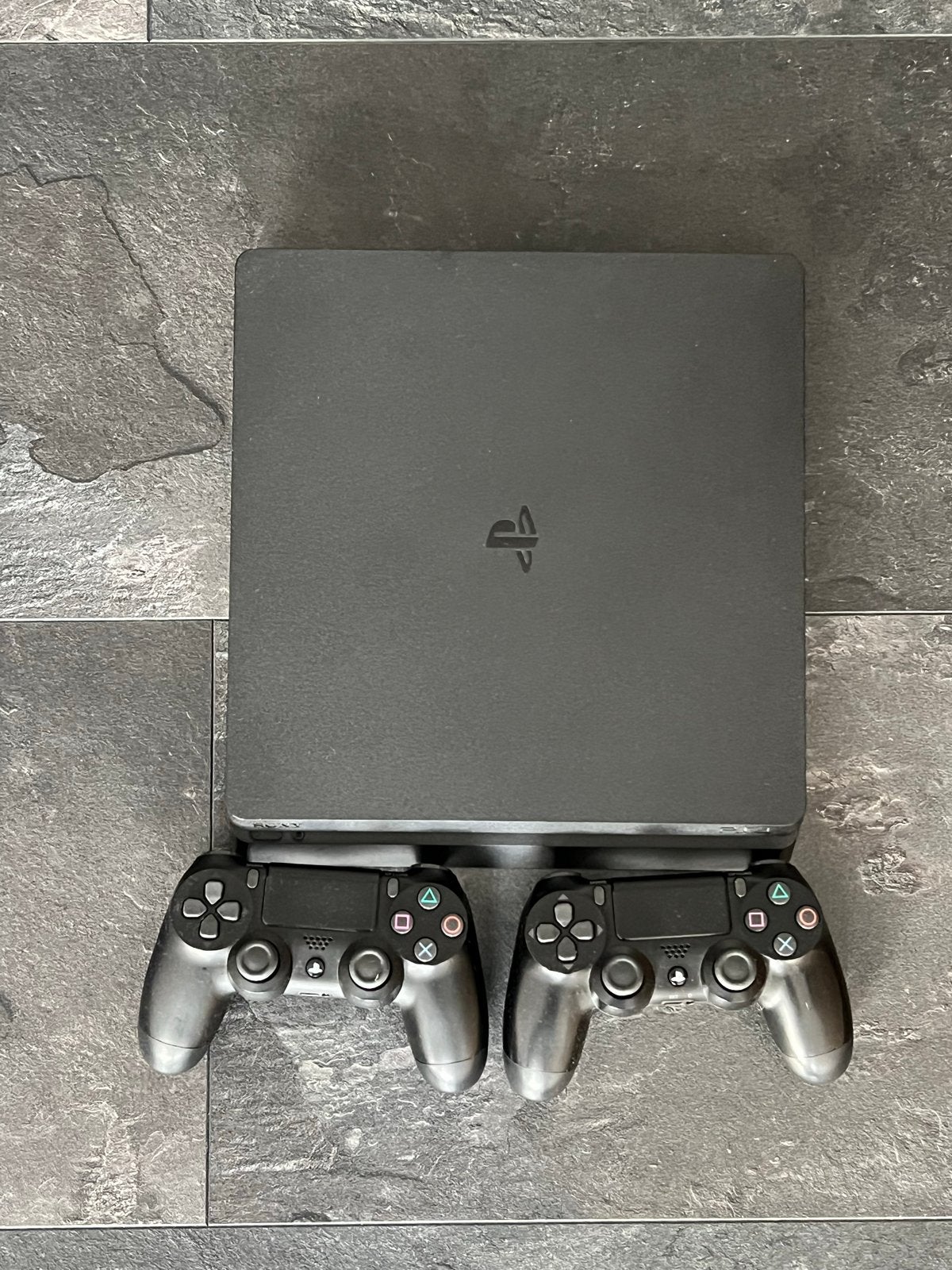 PlayStation 4 Slim met 2 controllers en 5 games, Spelcomputers en Games, Met 2 controllers, Ophalen of Verzenden, Zo goed als nieuw