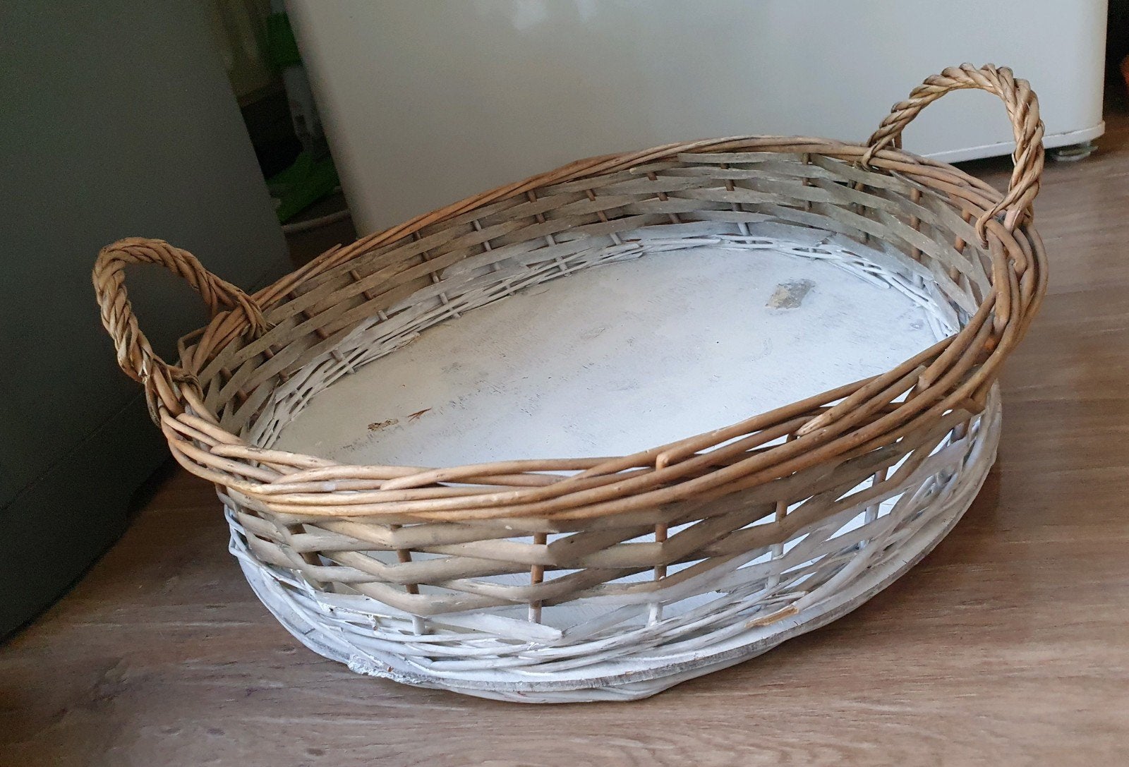 Decoratieve rieten mand/schaal met handvatten, Huis en Inrichting, Woonaccessoires | Schalen en Manden, Gebruikt, Mand, Rond, Riet