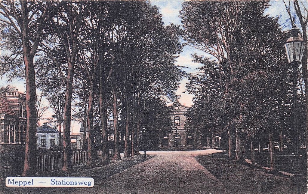 Meppel - Stationsweg met station (rond 1930?), Ophalen of Verzenden, 1920 tot 1940, Gelopen, Drenthe