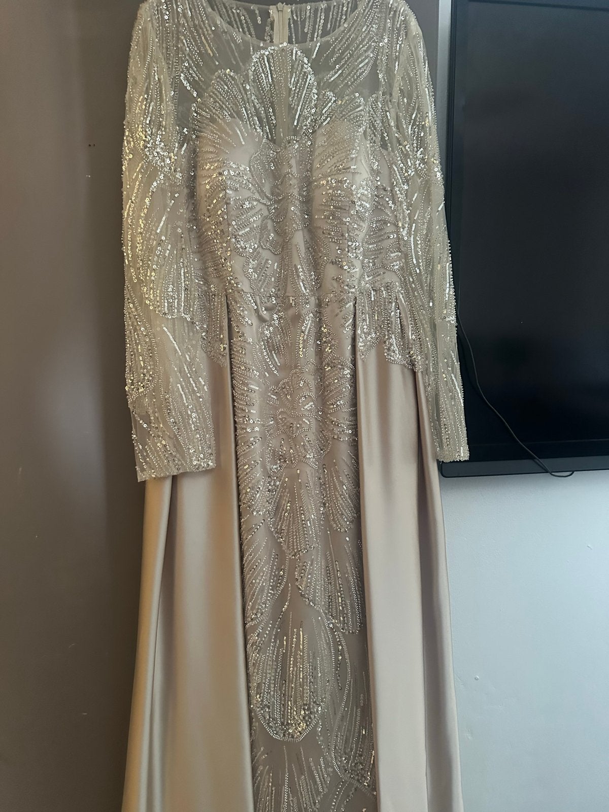 Elegante Galajurk met Pailletten en Lange Mouwen, Galajurk, Beige, Maat 42/44 (L), Nieuw