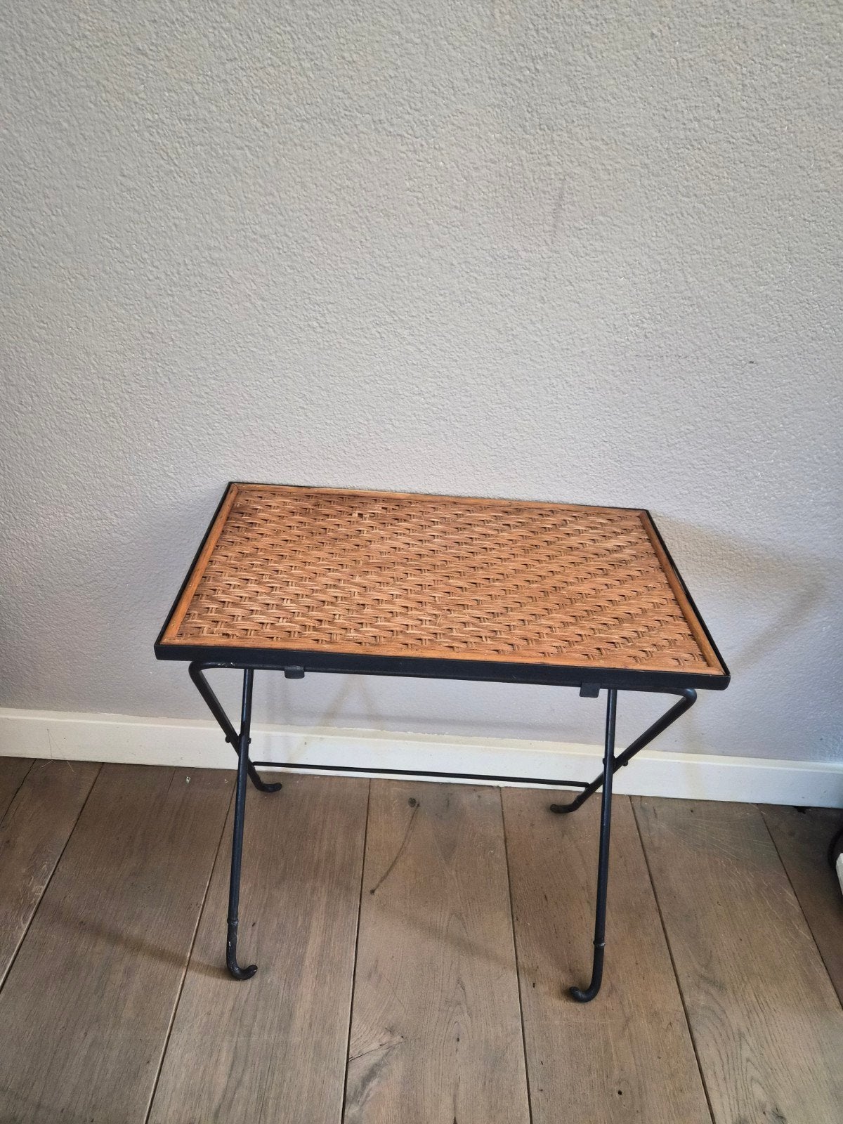 Vintage bijzettafels met rotan blad, Huis en Inrichting, Tafels | Bijzettafels, Ophalen, Minder dan 45 cm, Minder dan 55 cm, Gebruikt
