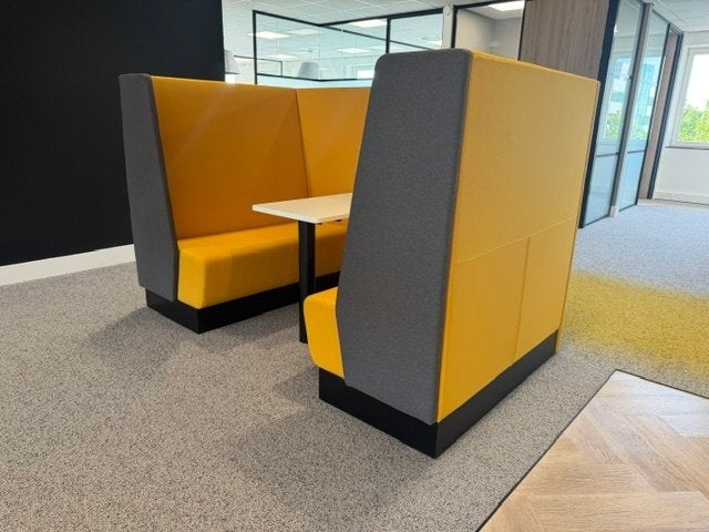 Design Wachtkamerbank / treinbank met tafel  216x126xH138 cm, Overige materialen, 75 tot 100 cm, Ophalen of Verzenden, Zo goed als nieuw