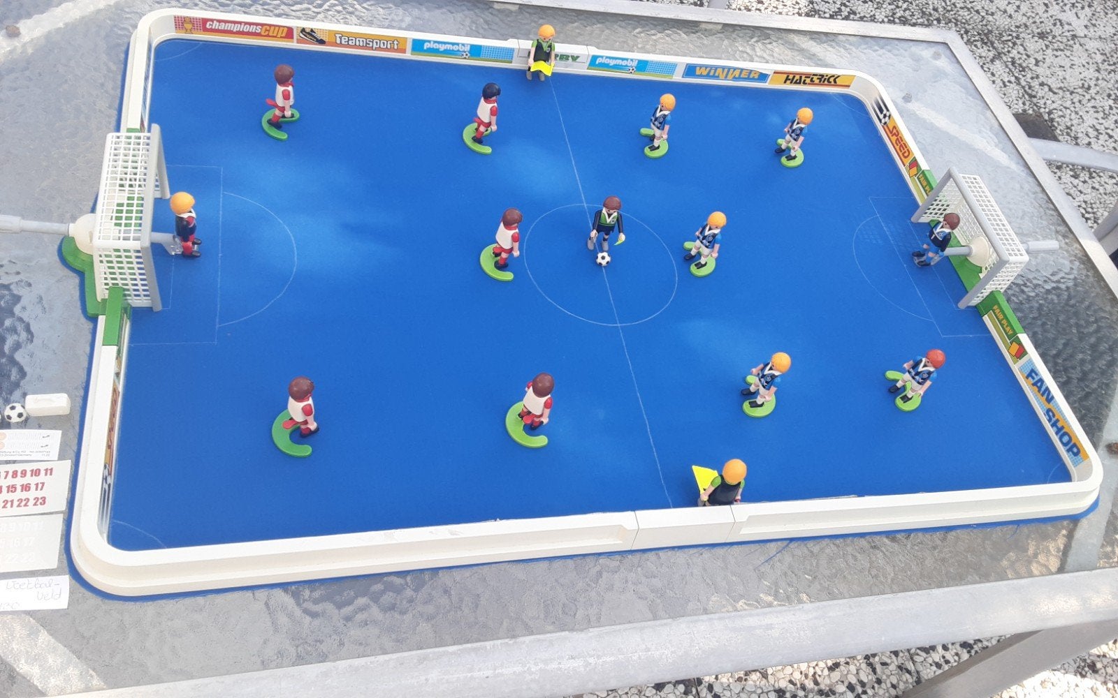 4700 voetbalveld met EHBO en 17 popjes, Ophalen of Verzenden, Gebruikt, Complete set