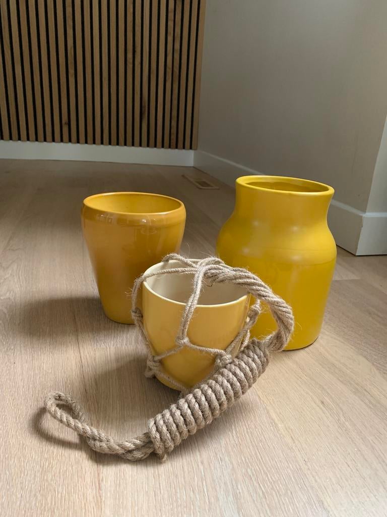 Mooie okergele set (bloemenvaas/ bloempotten), Geel, Aardewerk of Porselein, Ophalen of Verzenden, Zo goed als nieuw