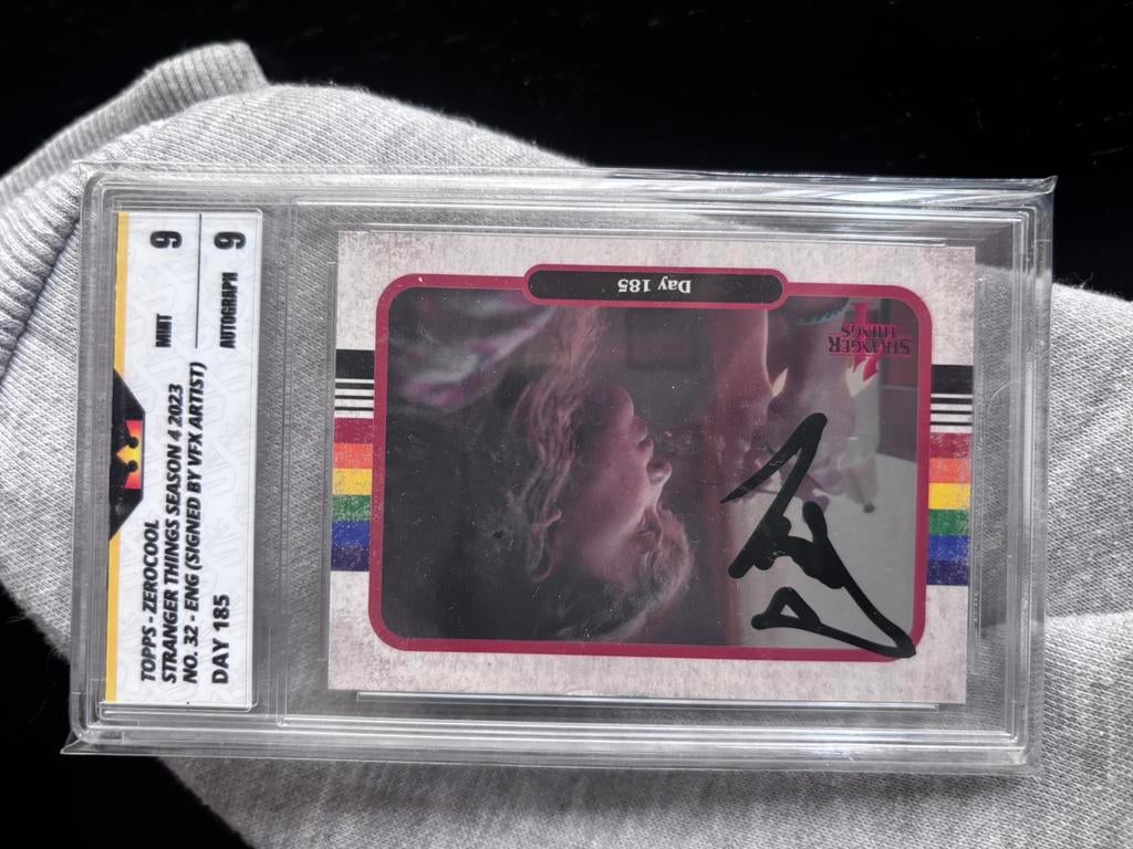 Stranger things TOPPS.. signature by vfx artist, Ophalen of Verzenden, Zo goed als nieuw