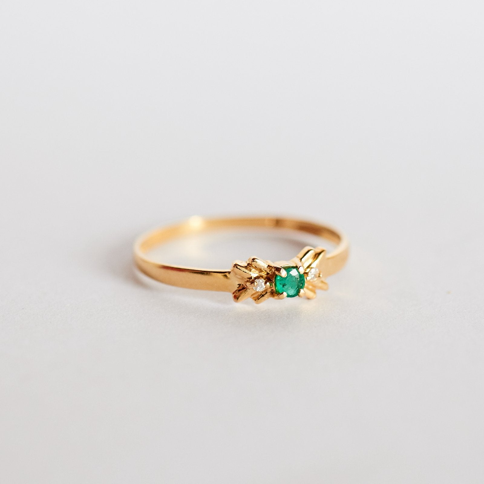 Vintage gouden ring met smaragd en diamand engeland 9 karaat, Ophalen of Verzenden, Met edelsteen, Dame, Goud
