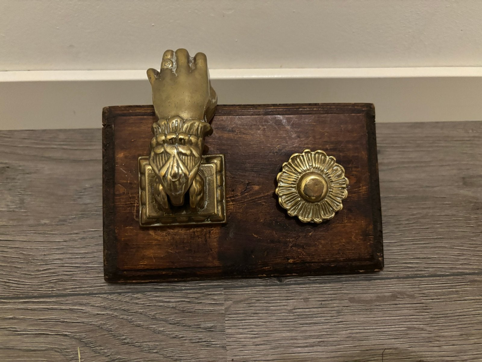 Antieke messing deurklopper op houten plank, Antiek en Kunst, Ophalen of Verzenden