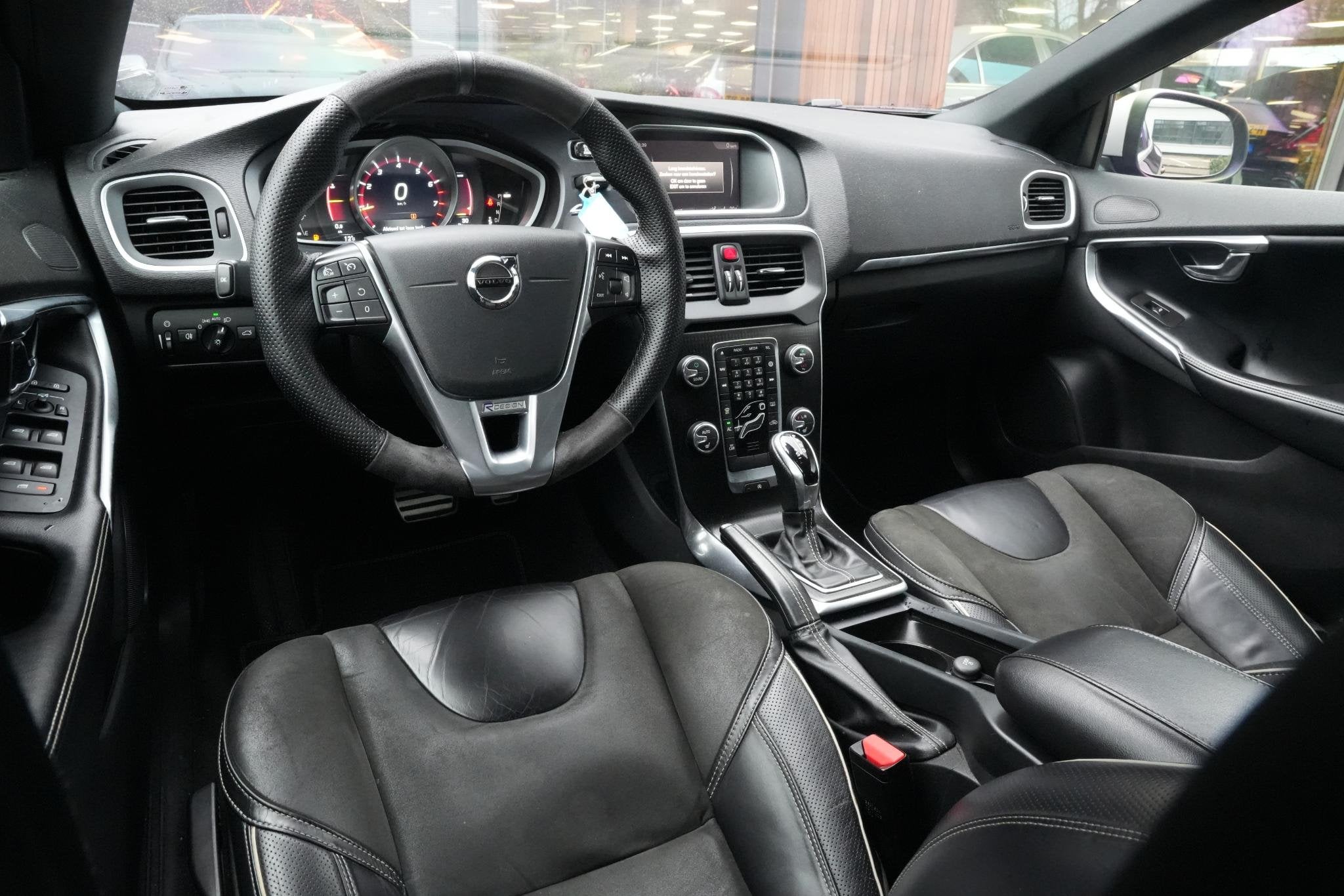 Volvo V40 2.0 T4 Business Sport R Design Stoelverw. Leer/Alc, Auto's, Gebruikt, Euro 6, Zwart, Origineel Nederlands