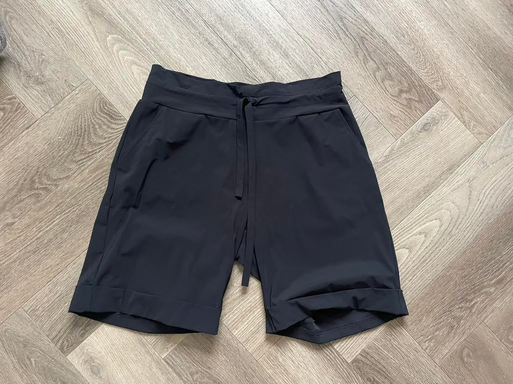 Studio Anneloes zwarte city short heavy travelstof mt S, Kort, Zwart, Ophalen of Verzenden, Zo goed als nieuw
