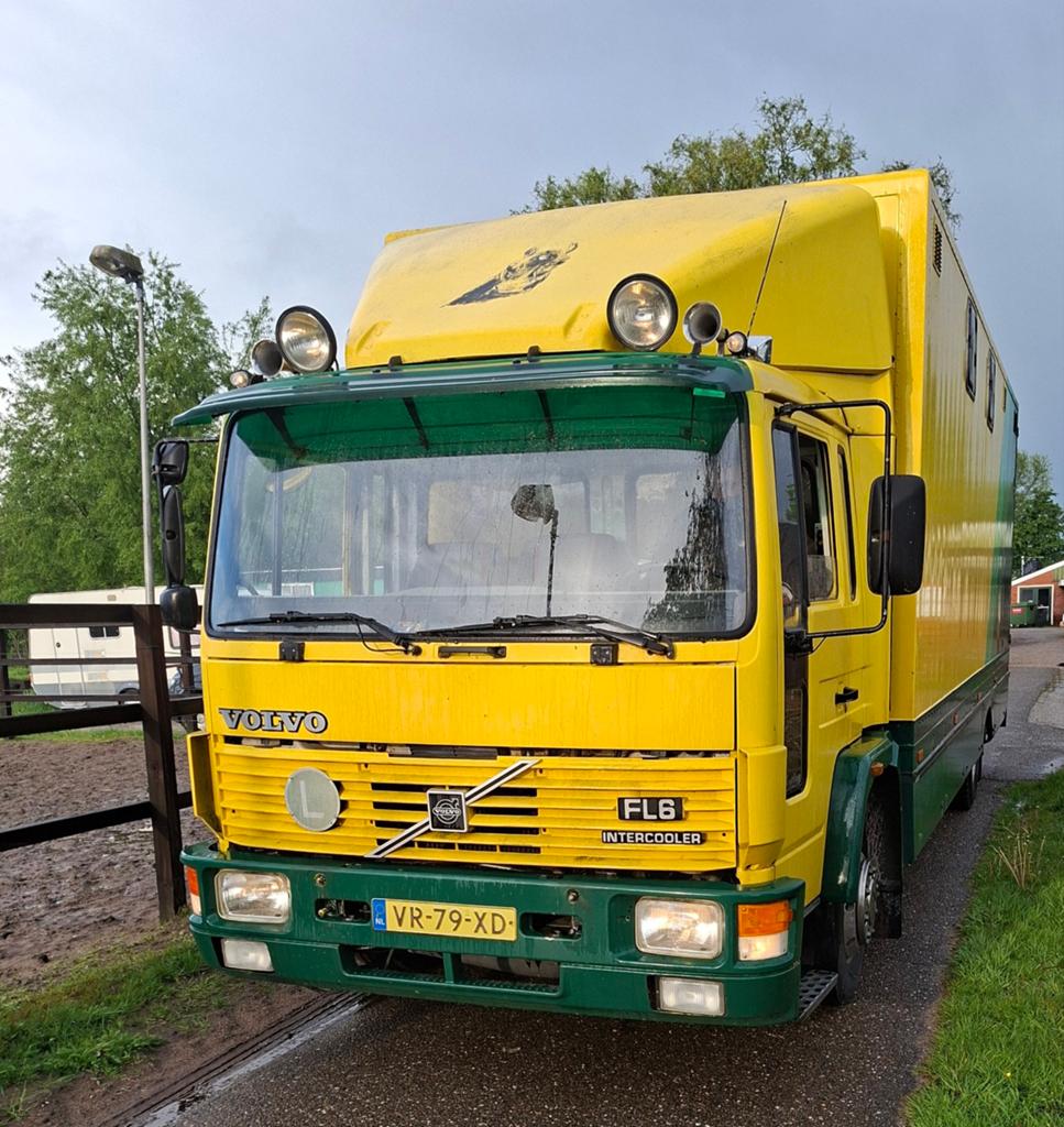 Ruime 6-paards vrachtwagen met zijlader., Ophalen