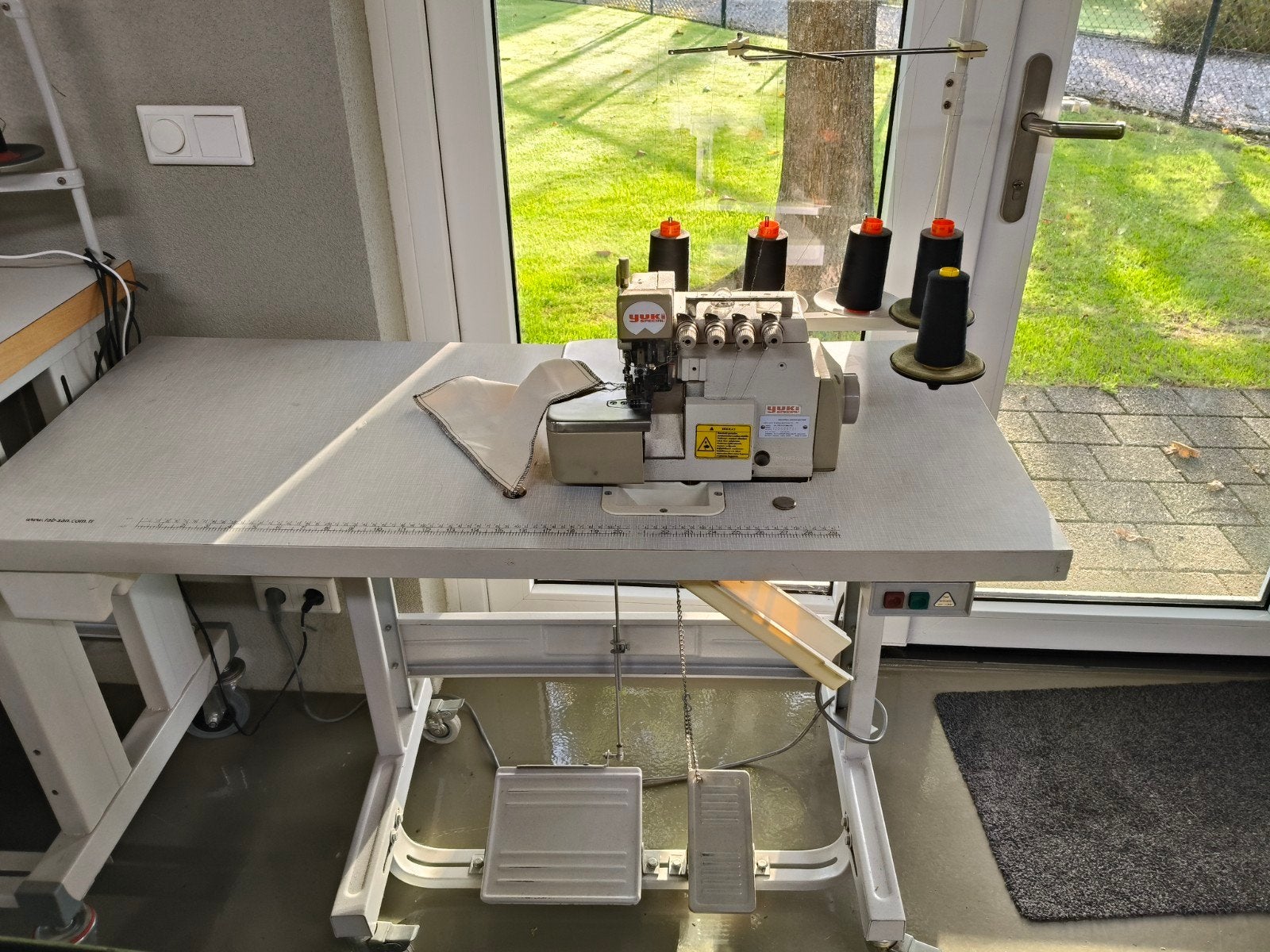 Yuki special industrie 5-draads overlock en veiligheidssteek, Zo goed als nieuw, Lockmachine, Industrieel, Ophalen