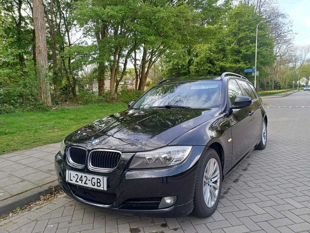 BMW 318i Touring Executive, L-242-GB, Euro 5, Achterwielaandrijving, Zwart, Handgeschakeld