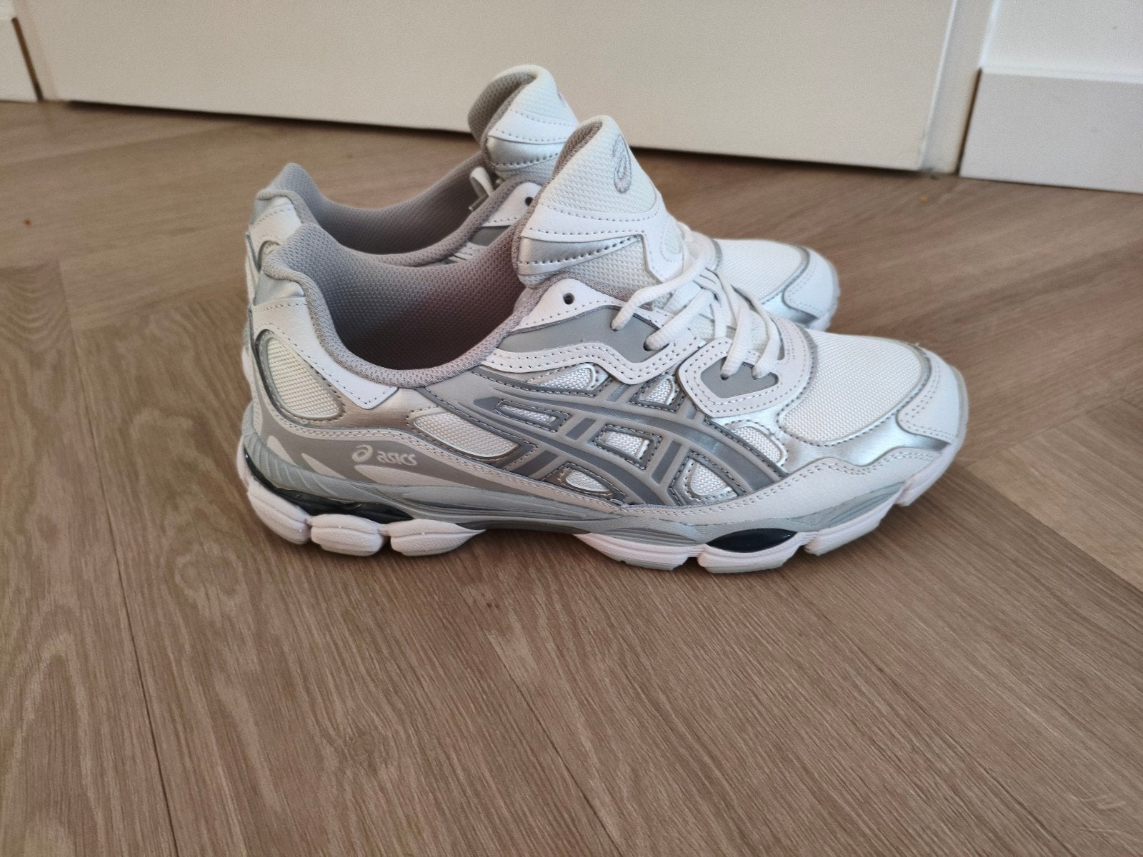 Asics gel nyc wit/grijs maat 44, Kleding | Heren, Schoenen, Ophalen of Verzenden, Nieuw, Wit
