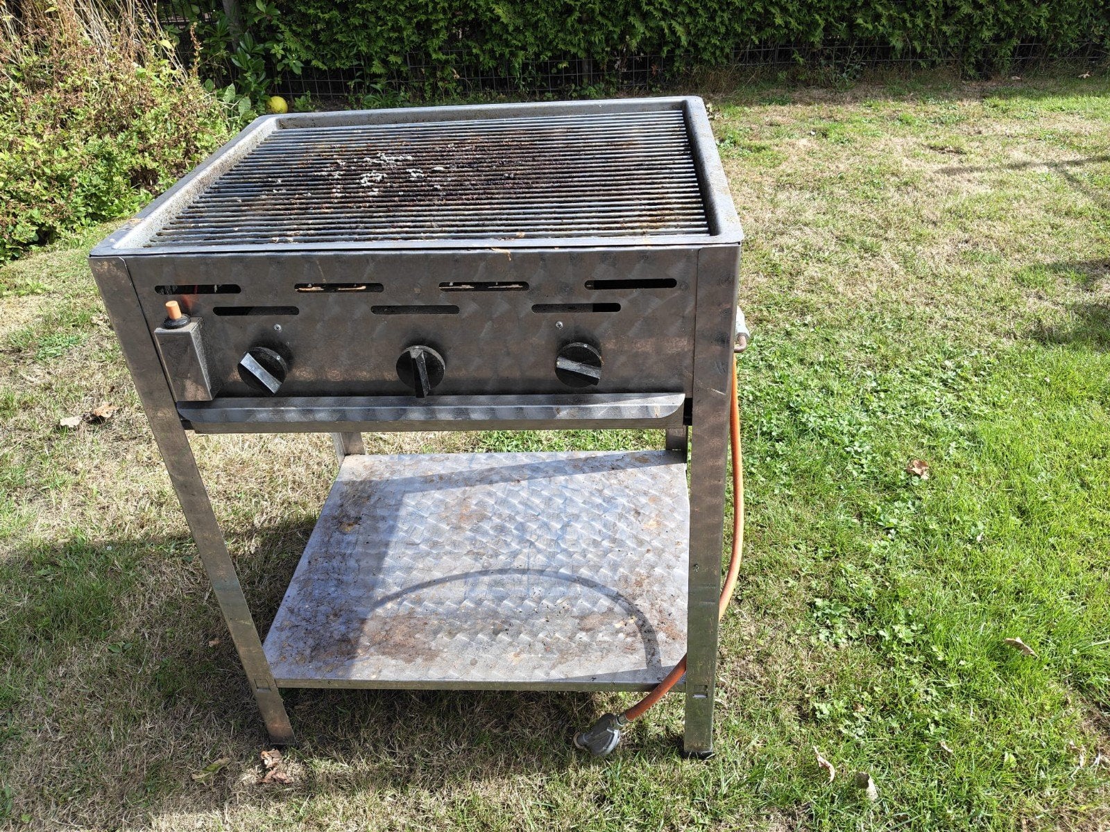 Robuuste gasbarbecue op onderstel, Ophalen, Gebruikt, Onbekend