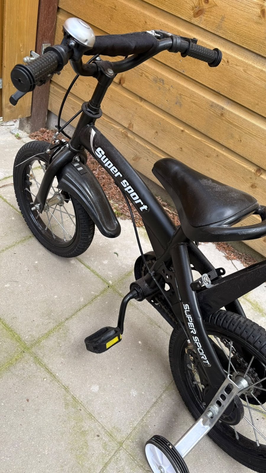 Zwarte Super Sport kinderfiets met zijwieltjes, Fietsen en Brommers, Ophalen, Zijwieltjes, Gebruikt, Velgrem