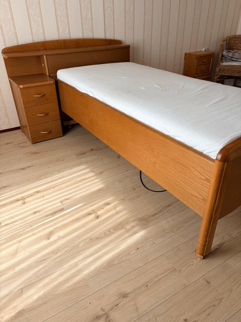 Verstelbaar eenpersoons seniorenbed met nachtkastje, Ophalen, 90 cm, Eenpersoons, Bruin