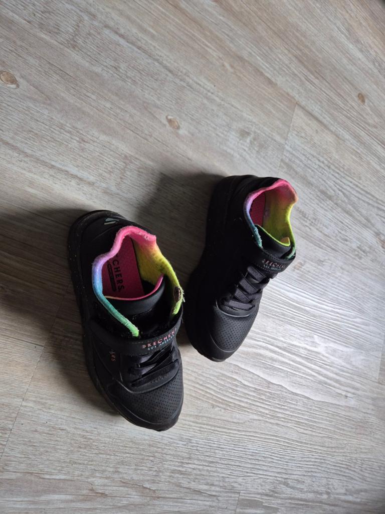 Skechers zwart met regenboogkleuren maat 33, Gebruikt, Meisje, Sportschoenen, Skechers