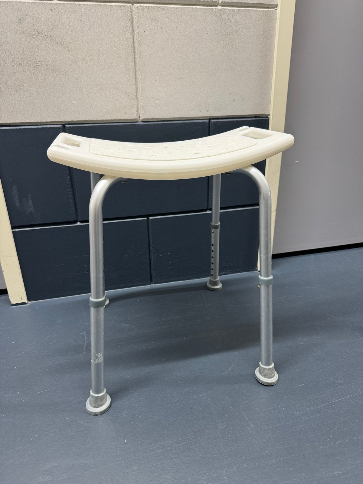 Verstelbare douche kruk, Ophalen