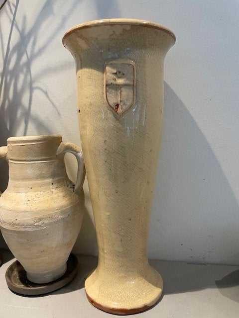 Klassieke langwerpige vaas met wapen. Beige terracotta., Huis en Inrichting, Woonaccessoires | Vazen, Ophalen, Beige, Zo goed als nieuw